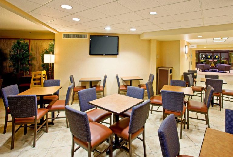 Holiday Inn Exp Scottsdale10 768x518