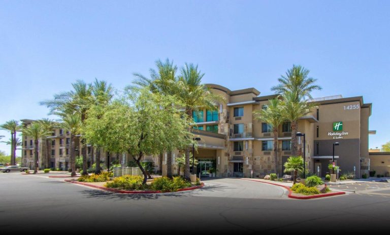 Holiday Inn suites Scottsdale4 768x464