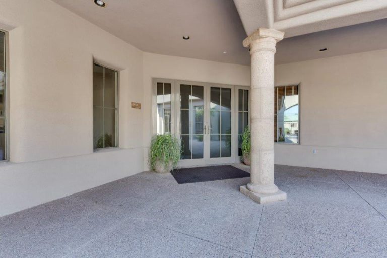Front entrance Scottsdale dentist Radiant Family Dentistry 768x512