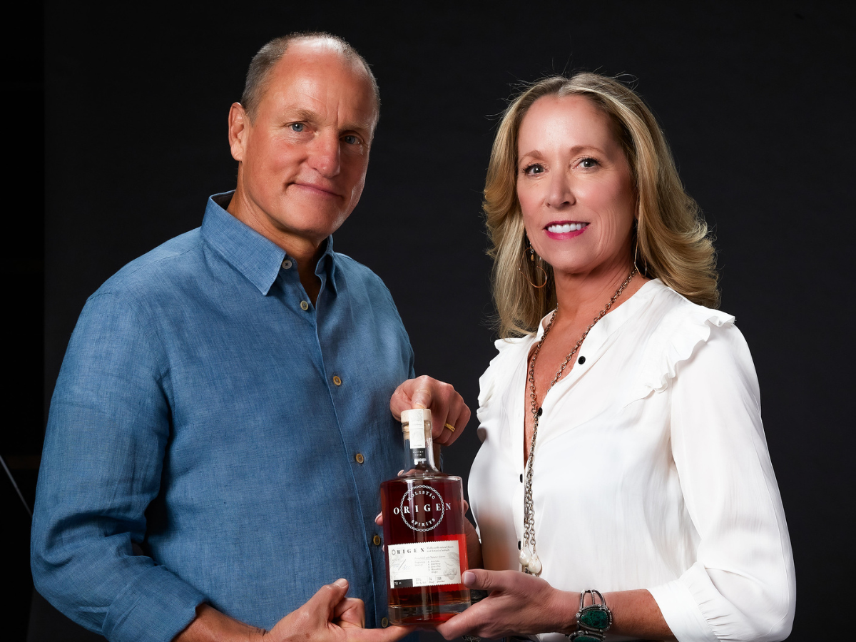 Woody Harrelson & Amy Holmwood. Courtesy We-Ko-Pa Celebrity Wine & Spirits Festival